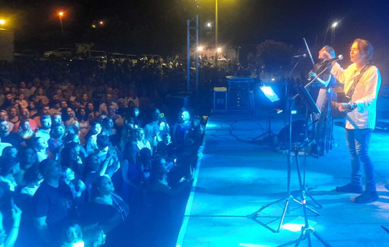 Συναυλία Γιάννη Κότσιρα στο χώρο του θεάτρου Γιορτής της Σταφίδας: «Βούλιαξε» η Κρέστενα!