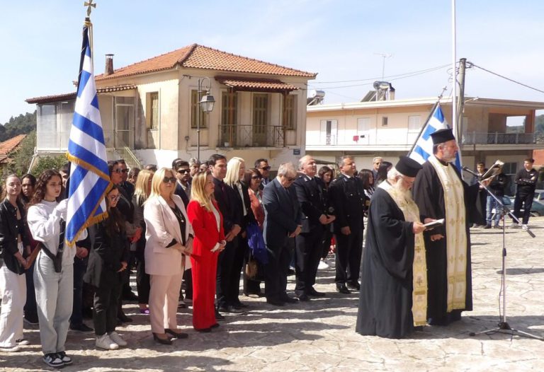 Kρέστενα: Τιμή στους ήρωες του 1821 με κατάθεση στεφάνων στο  Μνημείο Ηρώων (pics)
