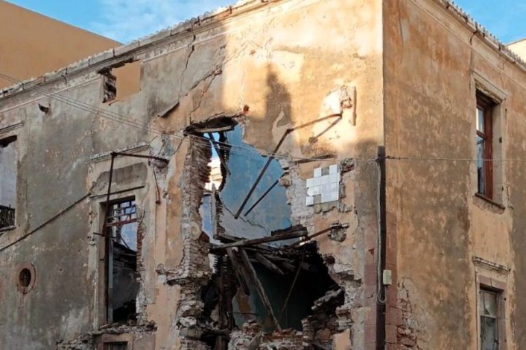 Αμαλιάδα: Παγίδες κινδύνου για πεζούς και οχήματα τα ετοιμόρροπα και εγκαταλελειμμένα κτίρια