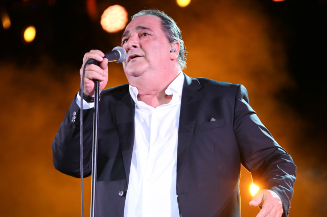 Βασίλης Καρράς: 13+1 τραγούδια του “Άρχοντα της Καψούρας” (videos)
