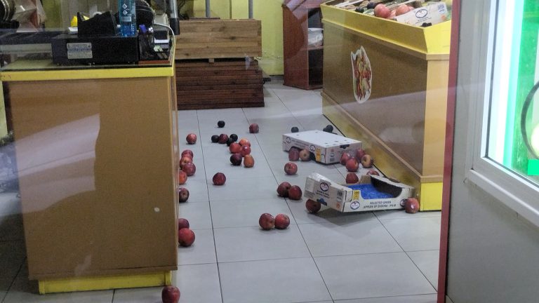 Βάρδα: «Μπούκαραν» σε μανάβικο και έφυγαν με «λεία» 4.000 ευρώ