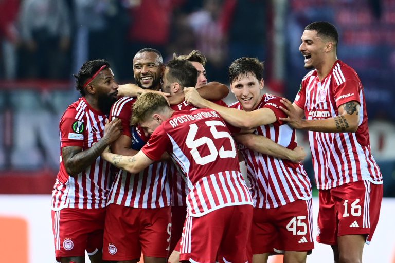 Ο Ολυμπιακός στον τελικό του Conference League - Kέρδισε (2-0) και στο Kαραϊσκάκη την Άστον Βίλα