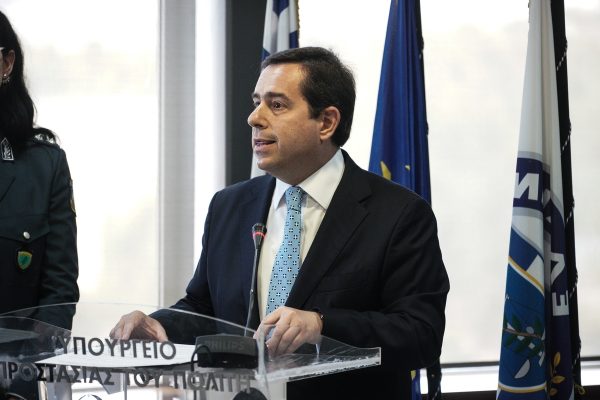 Νότης Μηταράκης: Η Ελλάδα καιγόταν κι αυτός έκανε διακοπές! - Αντικαταστάτης του ο Οικονόμου