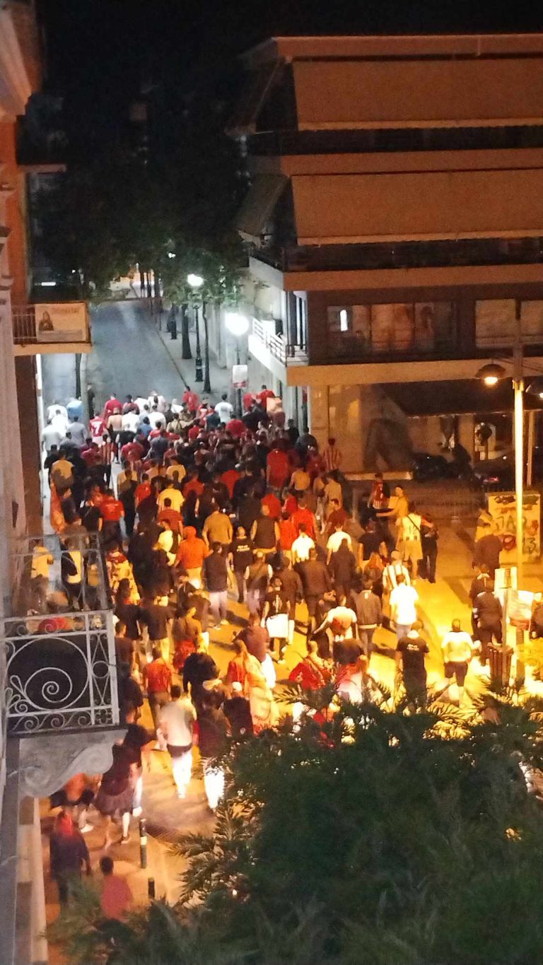 Ο Πύργος δεν… κοιμάται για τον Ολυμπιακό! Πορεία στους δρόμους της πόλης (video)