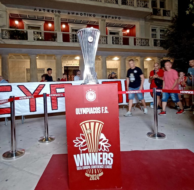«Θρύλε είσαι ένας και μοναδικός» - Το ευρωπαϊκό κύπελλο του Ολυμπιακού στον Πύργο (pics + video)