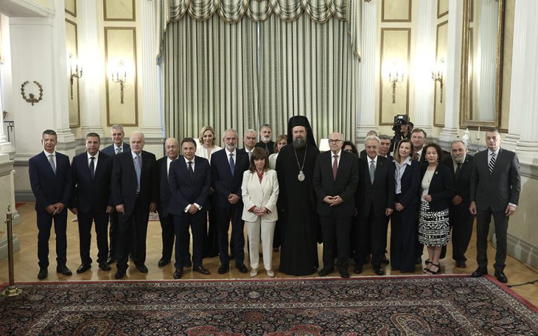 Ορκίστηκε η υπηρεσιακή κυβέρνηση (εικόνες)