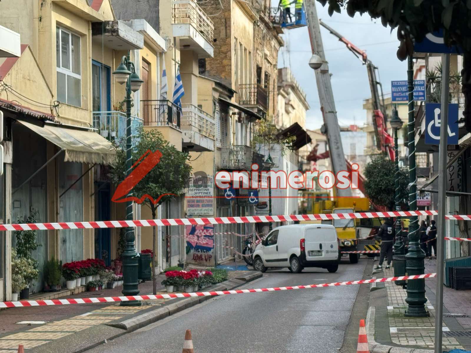 Πύργoς: Επιχείρηση καθαίρεσης της σοφίτας από το κτίριο-ζόμπι Παπαγιάννη στην οδό Ερμού (pics + vids)