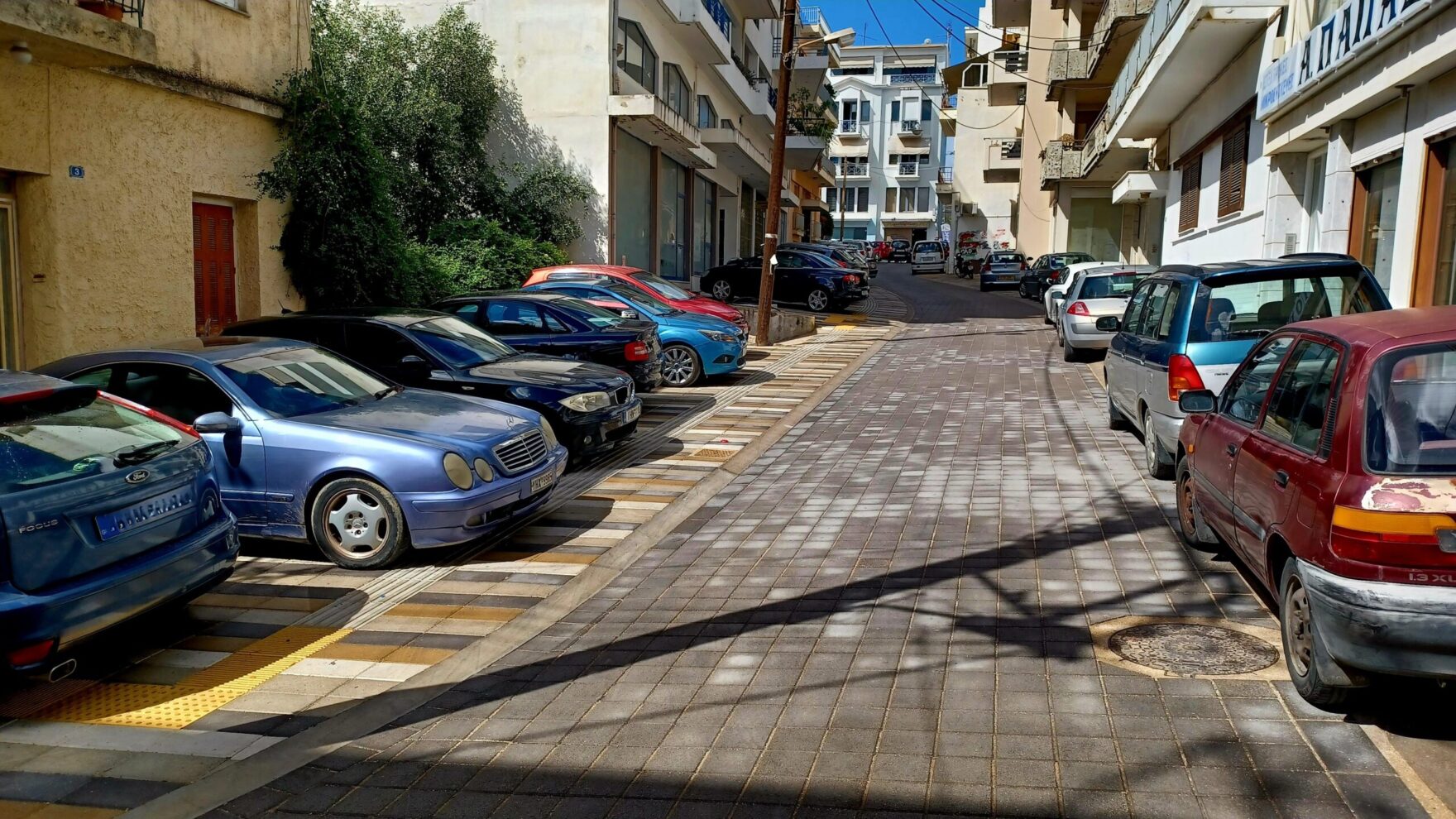 Πύργoς: Ξήλωμα πινακίδων σε δεκάδες ΙΧ για παράνομη στάθμευση