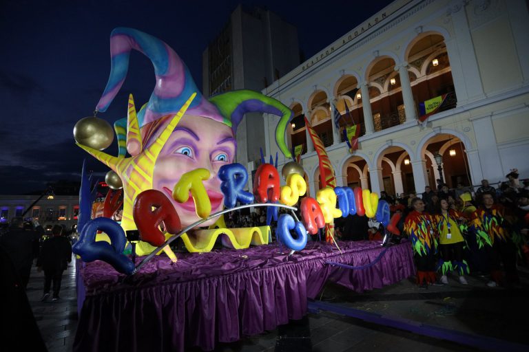 Πάτρα: «Bουλιάζει» από χιλιάδες επισκέπτες – Eντυπωσιακές εικόνες από τη νυχτερινή ποδαράτη