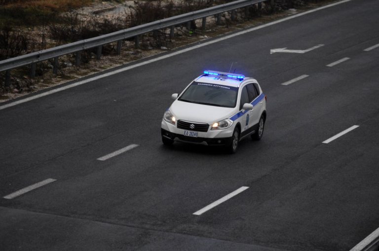 Ποια είναι η 28χρονη γυναίκα που έσερναν κουκουλοφόροι στα διόδια Αιγίου – Νέο σοκαριστικό video από την άγρια επίθεση