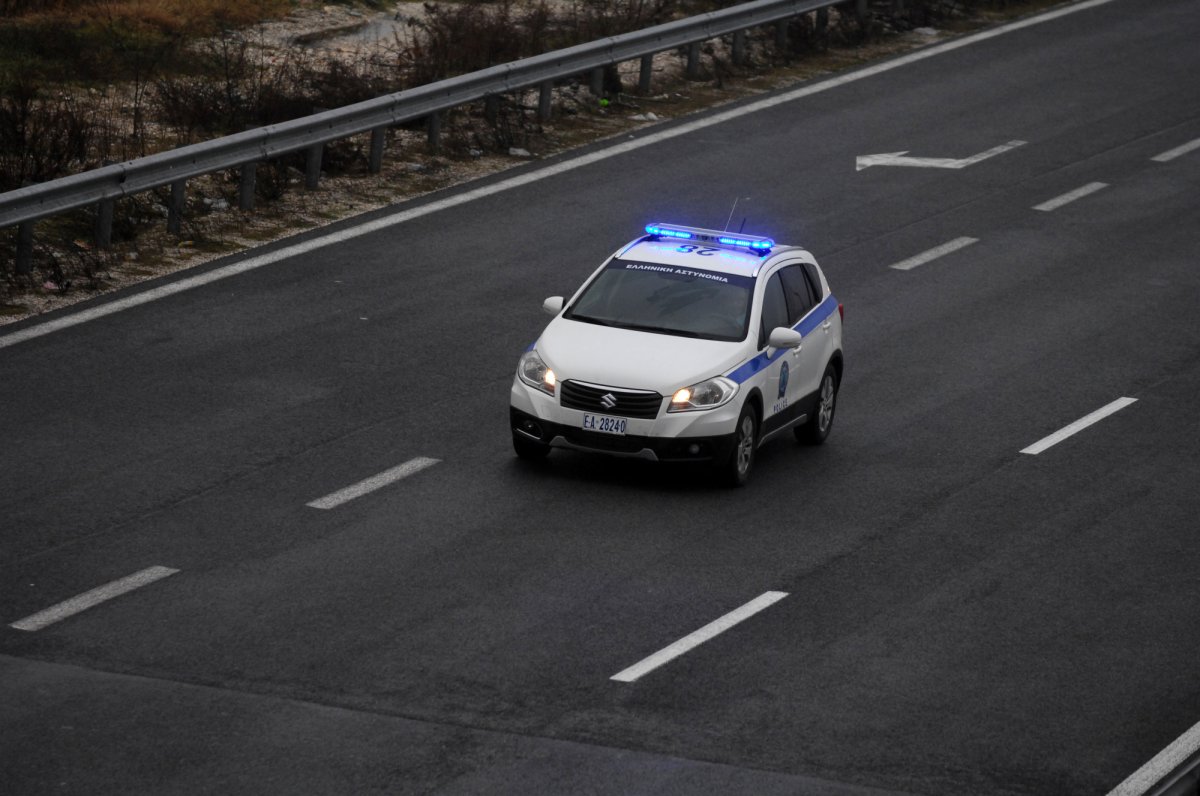 Ποια είναι η 28χρονη γυναίκα που έσερναν κουκουλοφόροι στα διόδια Αιγίου – Νέο σοκαριστικό video από την άγρια επίθεση