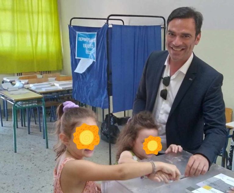 Νικολακόπουλος: Στην κάλπη μαζί με τις κόρες του