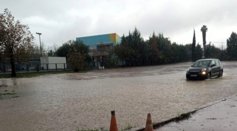 Πύργος: H ισχυρή βροχόπτωση «πνίγει» την πόλη και τις γύρω περιοχές προκαλώντας ζημιές και προβλήματα (pics + vids)