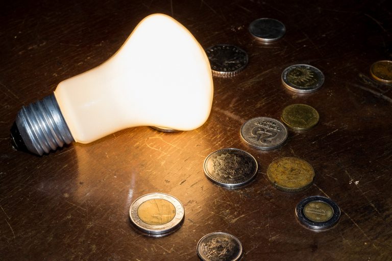 Aπόλλων: Ξεκλειδώνει το φθηνό «πράσινο» ρεύμα για ευάλωτους – «Παίρνουν σειρά» οι Δήμοι