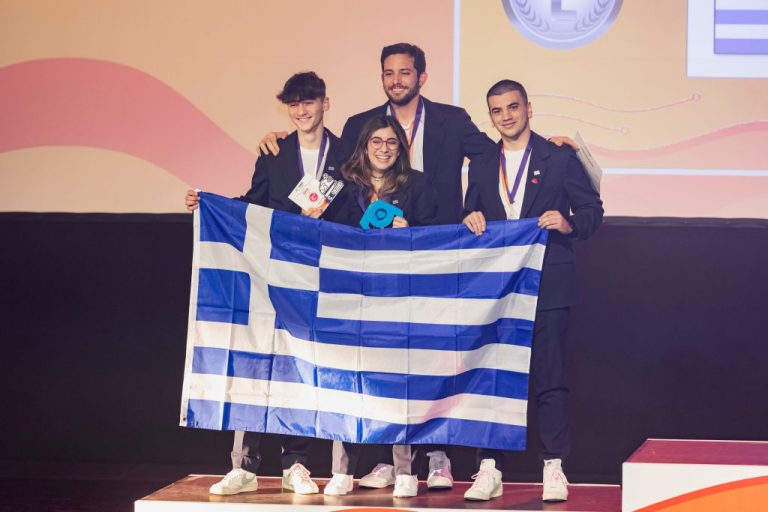 Τρεις Πατρινοί και ένας Κερκυραίος κατέκτησαν τη δεύτερη θέση στην Παγκόσμια Ολυμπιάδα Ρομποτικής 2022