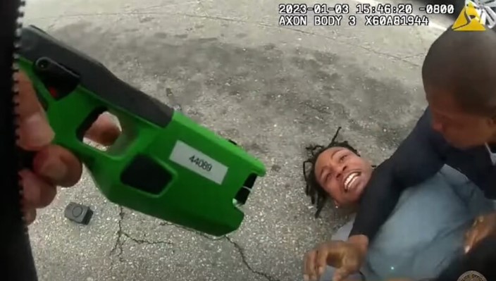 ΗΠΑ: Αστυνομικοί δολοφόνησαν με taser ξάδερφο μιας από τις πρωτεργάτριες του κινήματος Black Lives Matter (VIDEO)