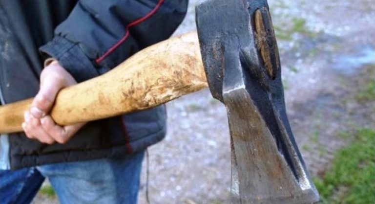 Πάτρα: Άνδρας κυνηγούσε άτομο με τσεκούρι