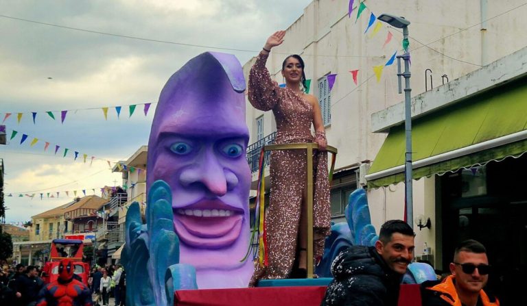 Λαμπερή και φαντασμαγορική η παρέλαση του 6ου Καρναβαλιού Βαρθολομιού (pics)