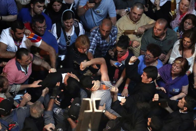 Έλληνες VS Αρμενίων μοναχών: Γιατί τόσο ξύλο για το Άγιο Φώς;