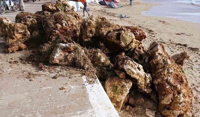Πύργος: Αδιανόητη ενέργεια - Μετέφεραν κομμάτια βράχων στην παραλία του Άγιου Ηλία!
