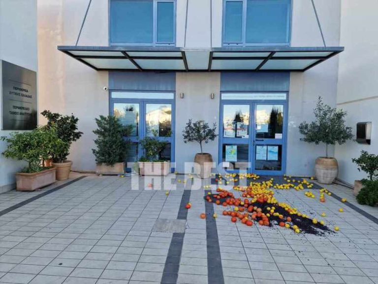 Πάτρα: Οι αγρότες πέταξαν προϊόντα στην είσοδο της Περιφέρειας Δυτικής Ελλάδος - Έκλεισαν συμβολικά την Εθνική Οδό