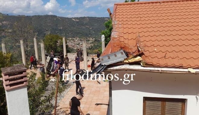 Αίγιο: Αγωνιστικό αυτοκίνητο κατέληξε στην αυλή σπιτιού - Δύο τραυματίες