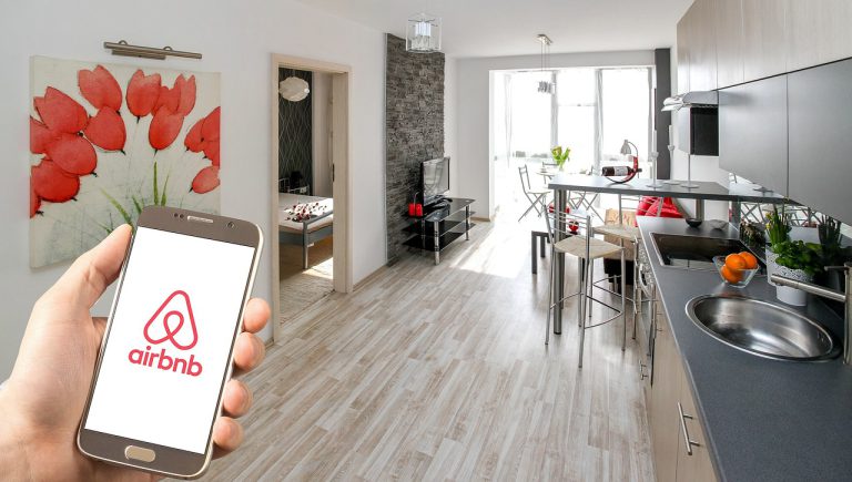 «Tριγμοί» στο Airbnb – Tο απροσδόκητο χαράτσι στους ιδιοκτήτες
