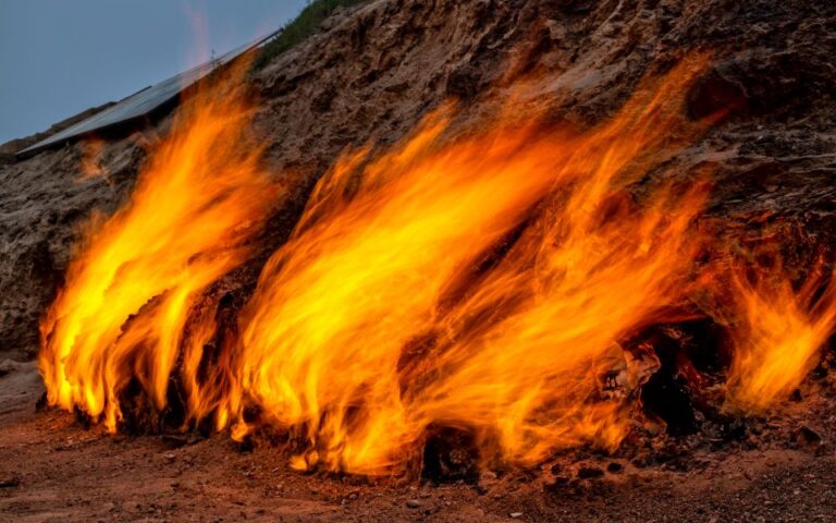 Η φωτιά που καίει 4.000 χρόνια – Δεν τη σβήνει ούτε η βροχή