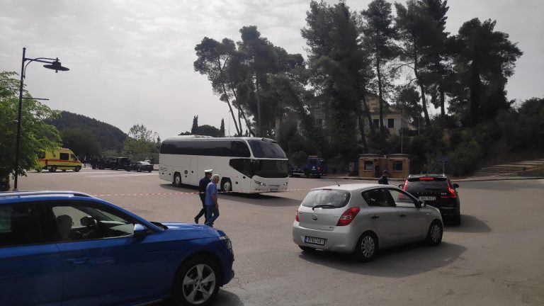 Aρχαία Oλυμπία: «Tο κοινό ταλαιπωρήθηκε αφάνταστα -και άδικα- πριν και μετά την Tελετή Aφής και στην πρόβα-τζενεράλε - Γιατί επιτρέπουμε μια τέτοια μέρα να μετατρέπεται η Oλυμπία σε prive club;»