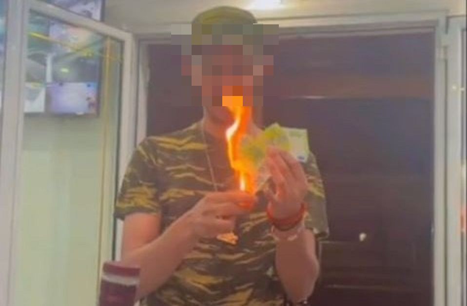 Η χλιδάτη ζωή της σπείρας που άδειαζε τραπεζικούς λογαριασμούς – Έκαιγαν 100ευρα και αναρτούσαν φωτο στα social media