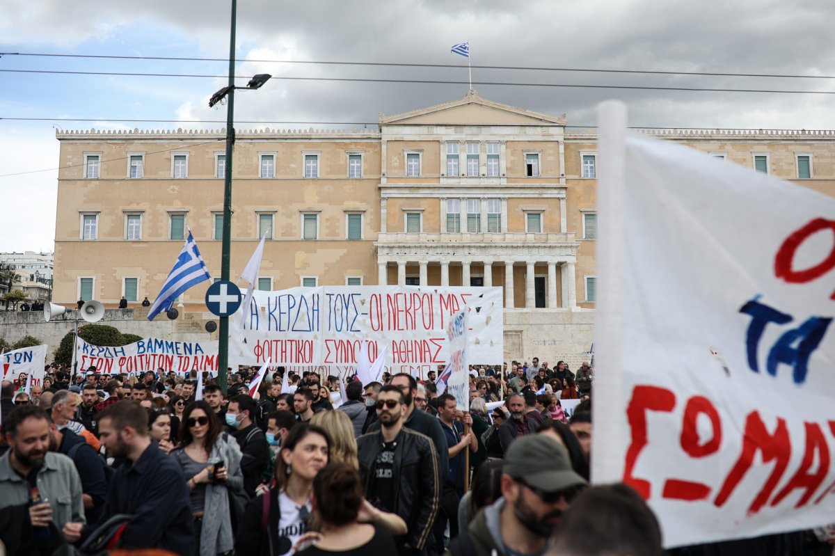 Τέμπη: «Το έγκλημα δεν θα συγκαλυφθεί» – Απεργιακός ξεσηκωμός – Οργή στους δρόμους