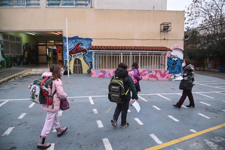 Τριών Ιεραρχών: Γονείς και μαθητές δυσκολεύτηκαν να εμπεδώσουν ότι καταργήθηκε η αργία...