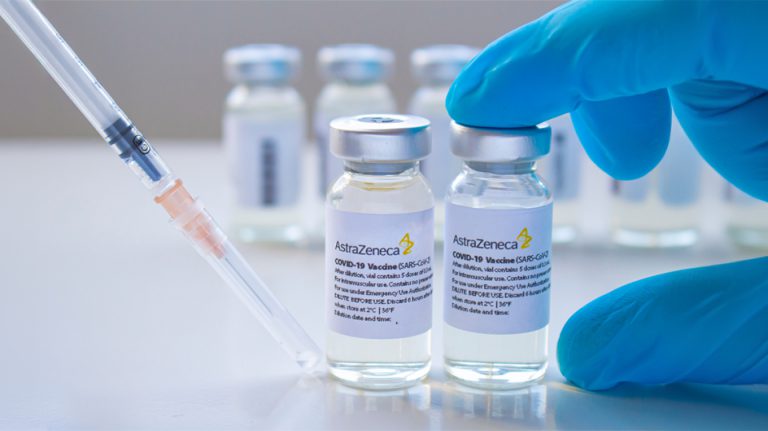 AstraZeneca: Παραδέχθηκε ότι το εμβόλιο κατά της Covid θα μπορούσε να προκαλέσει σπάνιες θρομβώσεις