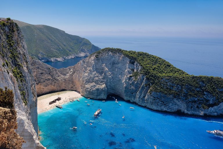 Τουρισμός: Κλείνει θετικά η σεζόν
