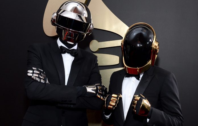 Daft Punk: Σπάνιο βίντεο από live εμφάνισή τους χωρίς τις μάσκες
