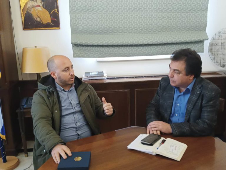 Πύργος: Ο δήμαρχος τίμησε τον αλιέα Νίκο Χιώνη που έσωσε αθλητή του kite surf