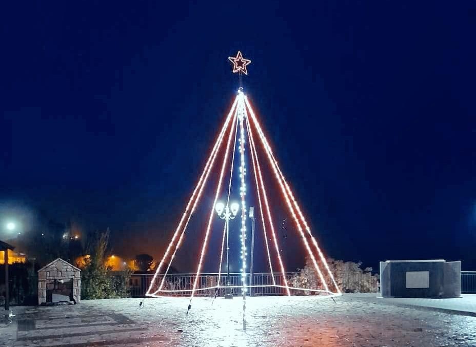 <strong>Δίβρη: (Ένα διαφορετικό) Χριστουγεννιάτικο δέντρο στην κεντρική πλατεία της ιστορικής κοινότητας...</strong>