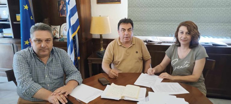 Δήμος Πύργου: Υπεγράφη η σύμβαση ανακατασκευής του κεντρικού δρόμου κοινότητας Λασταιΐκων