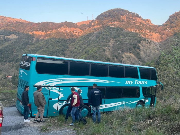 Εγκλωβίστηκε πούλμαν με 70 μαθητές στα Λαγκάδια - Κλειστή λόγω κατολισθήσεων η Πύργου - Τριπόλεως