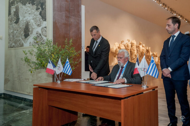 Aρχαία Oλυμπία: Ο Δήμαρχος Ήλιδας υπέγραψε τη διακήρυξη της Ολυμπιακής Εκεχειρίας