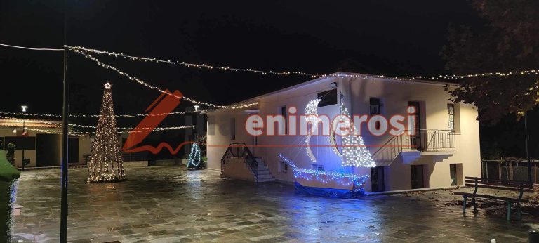 Πύργος: Εντυπωσιάζει ο Χριστουγεννιάτικος στολισμός στην πλατεία του Ελαιώνα (pics)
