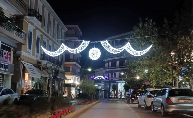 Πύργος: Εορταστικός φωτισμός στους κεντρικούς δρόμους του Πύργου (upd)