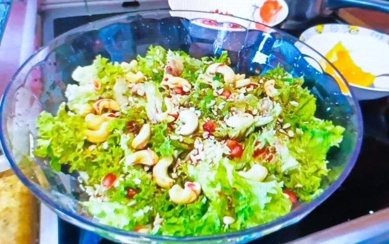 Food & cook & taste...: Πράσινη σαλάτα με ρόδι