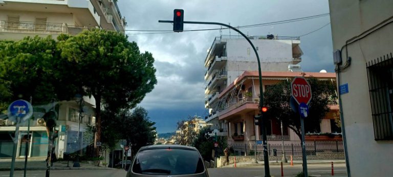 <strong>Πύργος: Επαναλειτουργούν -μετά από καιρό- τα φανάρια στη διασταύρωση Κοκκίνου και Μανωλοπούλου…</strong>