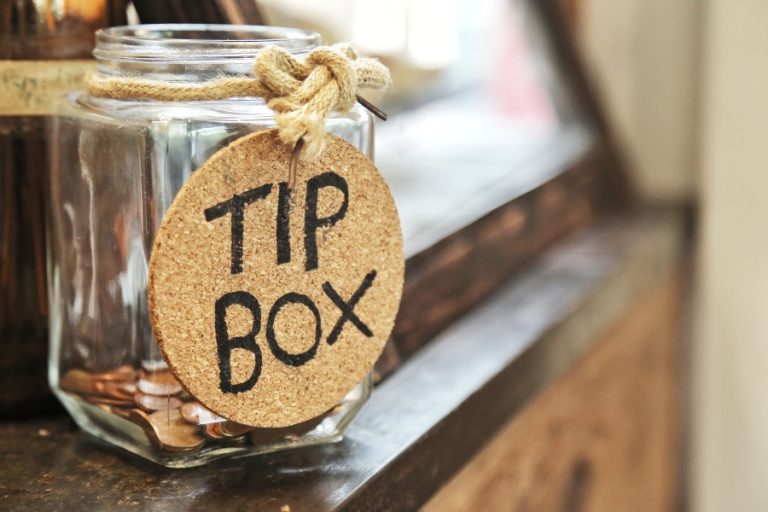 Φιλοδωρήματα: Αφορολόγητα πλέον τα tips – Όλοι οι νέοι κανόνες