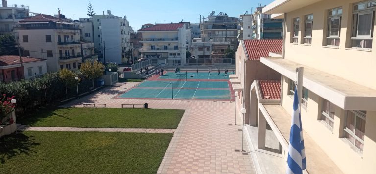 1ο Γυμνάσιο Πύργου: Kόπηκε κλαδεύοντας και η θέα της αιμορραγίας του προκάλεσε λιποθυμία σε μαθητές