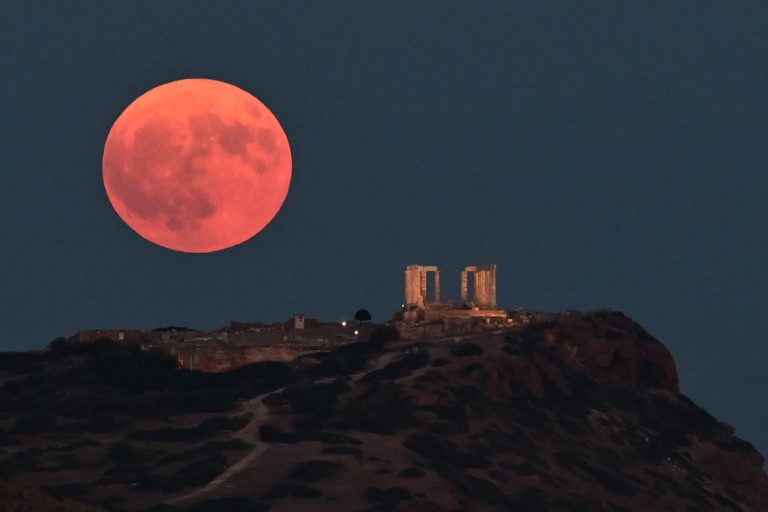 Πανσέληνος: Mοναδικές εικόνες από το Αυγουστιάτικο φεγγάρι