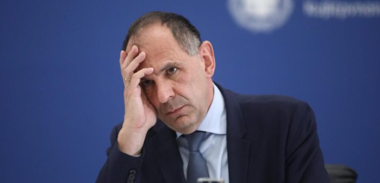 “Αδειάζει” Γεραπετρίτη και ο Καιρίδης για την ροζ ελληνική σημαία