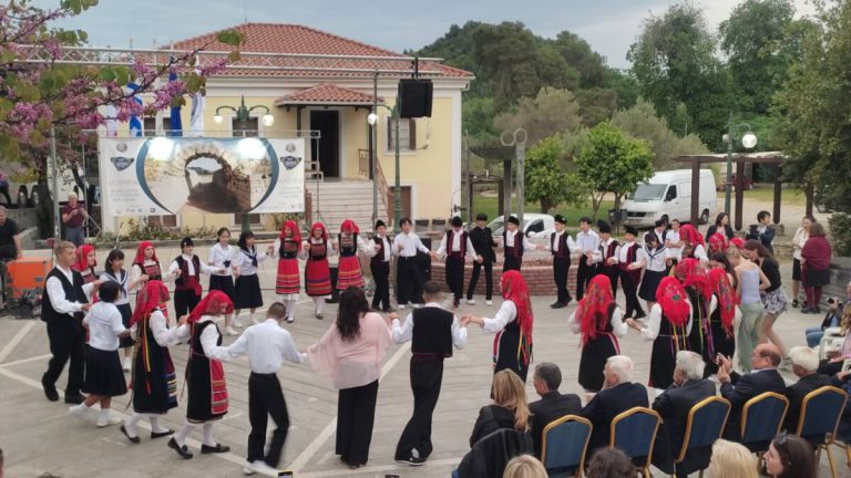 Aρχαία Oλυμπία: Συγκίνησαν Έλληνες και Iάπωνες με τους παραδοσιακούς χορούς και τις μουσικές τους!