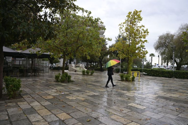 Bροχές κατά τόπους και πτώση της θερμοκρασίας την Κυριακή – Τι καιρό θα κάνει την Καθαρά Δευτέρα